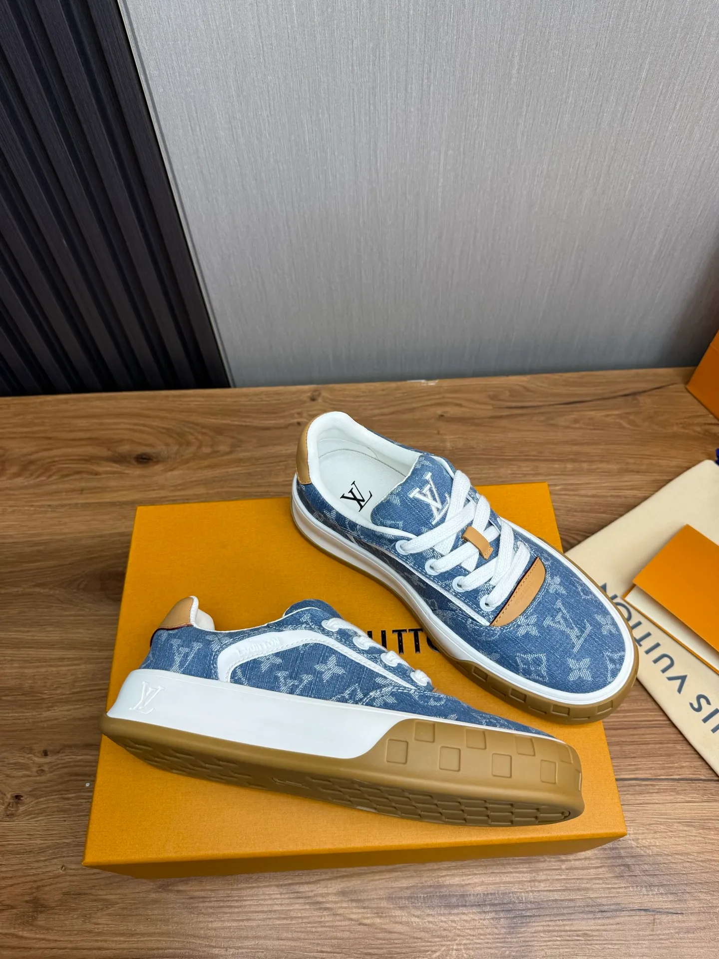 Men's shoes 620💰 Lv. Top purchasing agent🇮🇹 Louis Vuitton, sports sneakers counter synchronization, uppers imported from Italy, high-quality splicing and complex handicrafts, imported mesh pads are soft and comfortable, soles: original factory special soles, TPU exclusive movable molded soles super comfortable, original factory single goods, 🔍🔍high quality, you can enter and exit the counter at will, welcome to compare, code number 38-44 (customized 38.45)